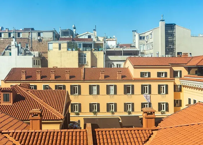 Eclectic Near Galata Tower In Beyoglu *